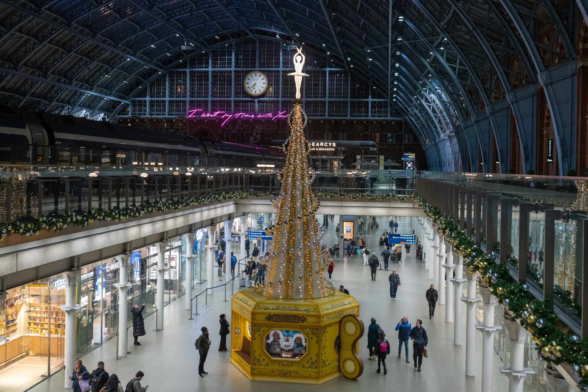 Los árboles de Navidad más bellos de Londres 2025 2 St Pancras x GOSH Christmas Tree 005 3